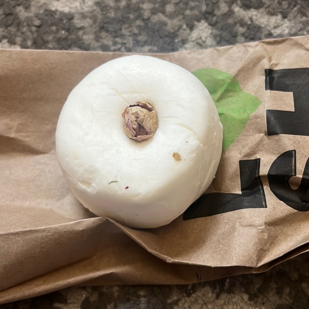 Lush cosmetics Amandopondo Bubble bar